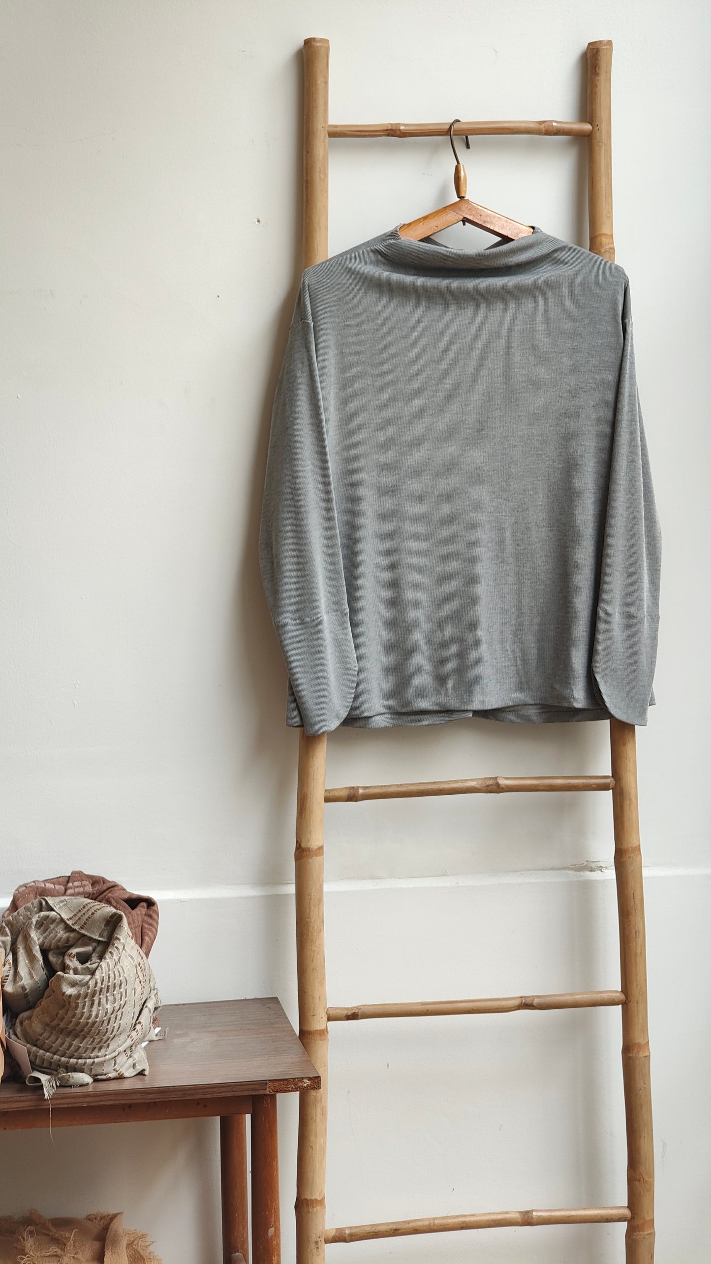 חולצת בייסיק אפור פס