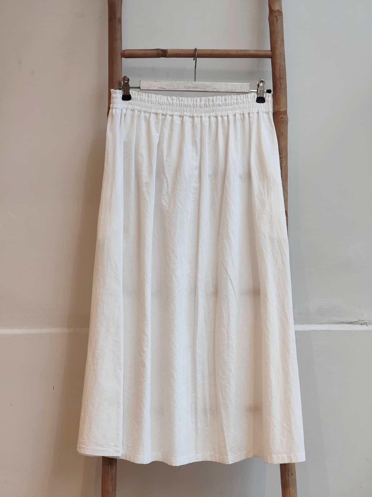 חצאית קריספית כותנה לבן