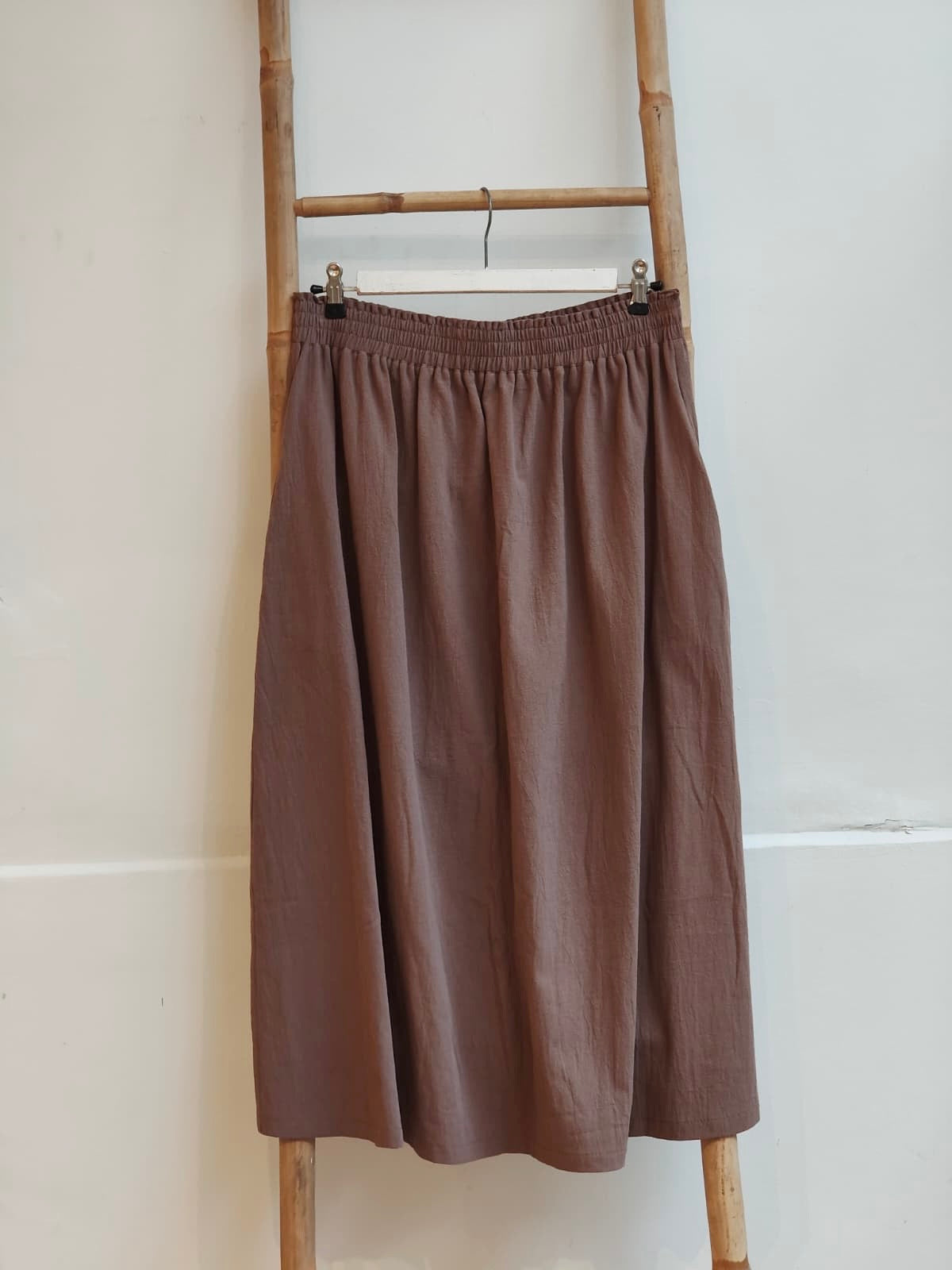 חצאית קריספית כותנה חום