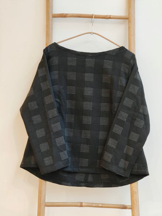 חולצת ניקה קוביות שחור