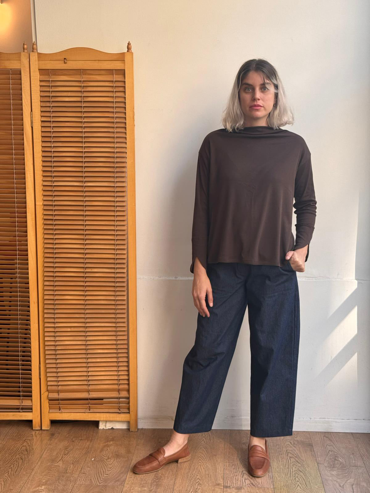 חולצת בייסיק אלמנט חום