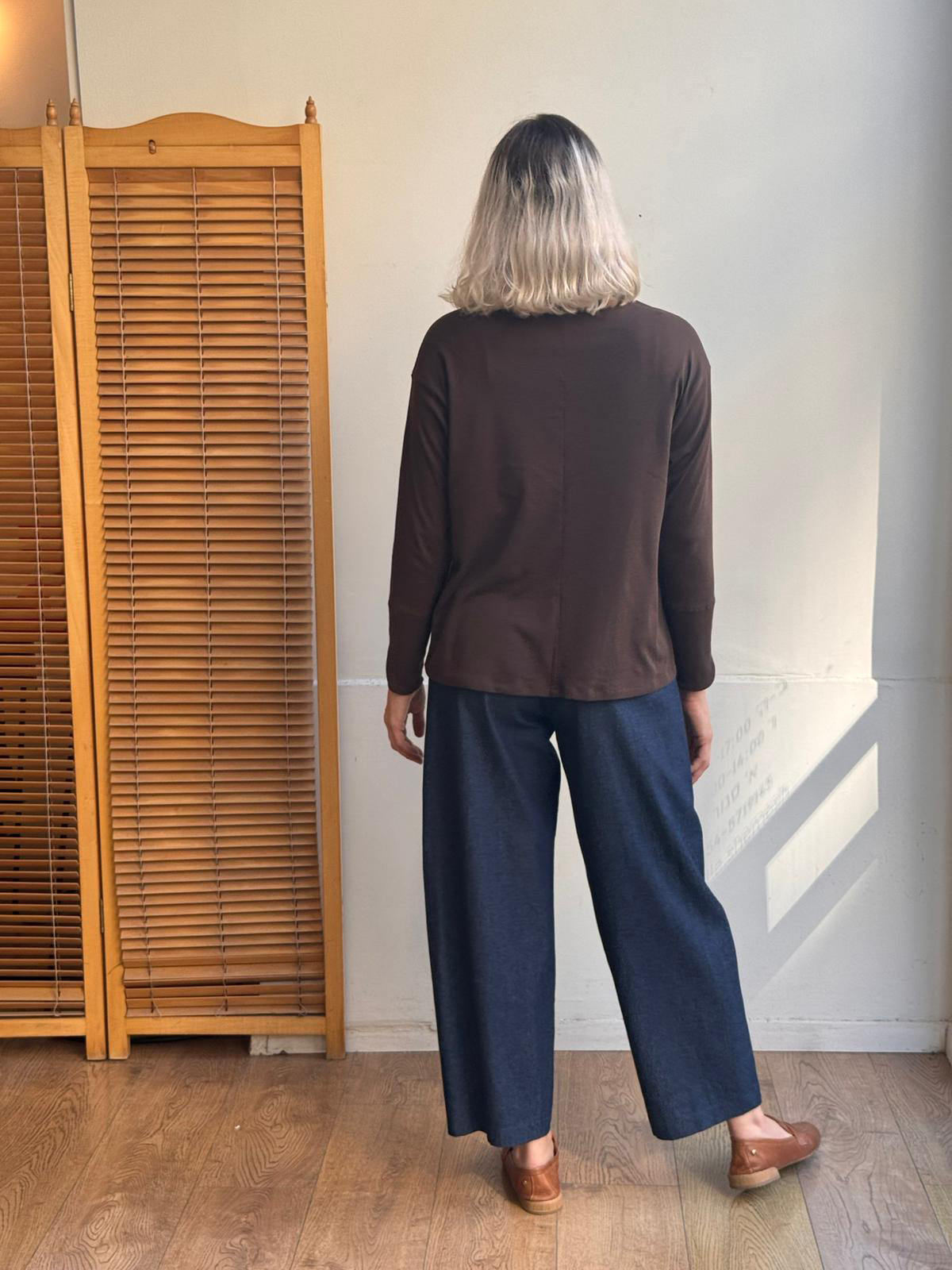 חולצת בייסיק אלמנט חום