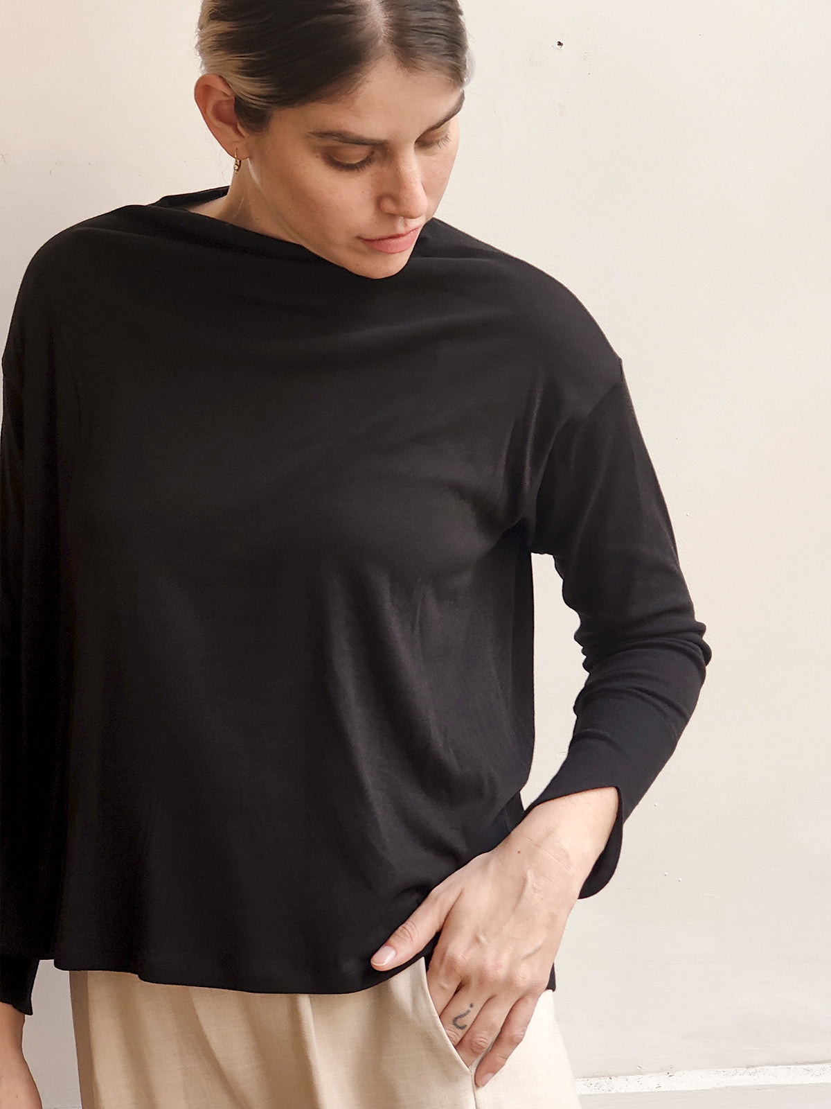 חולצת בייסיק אלמנט שחור