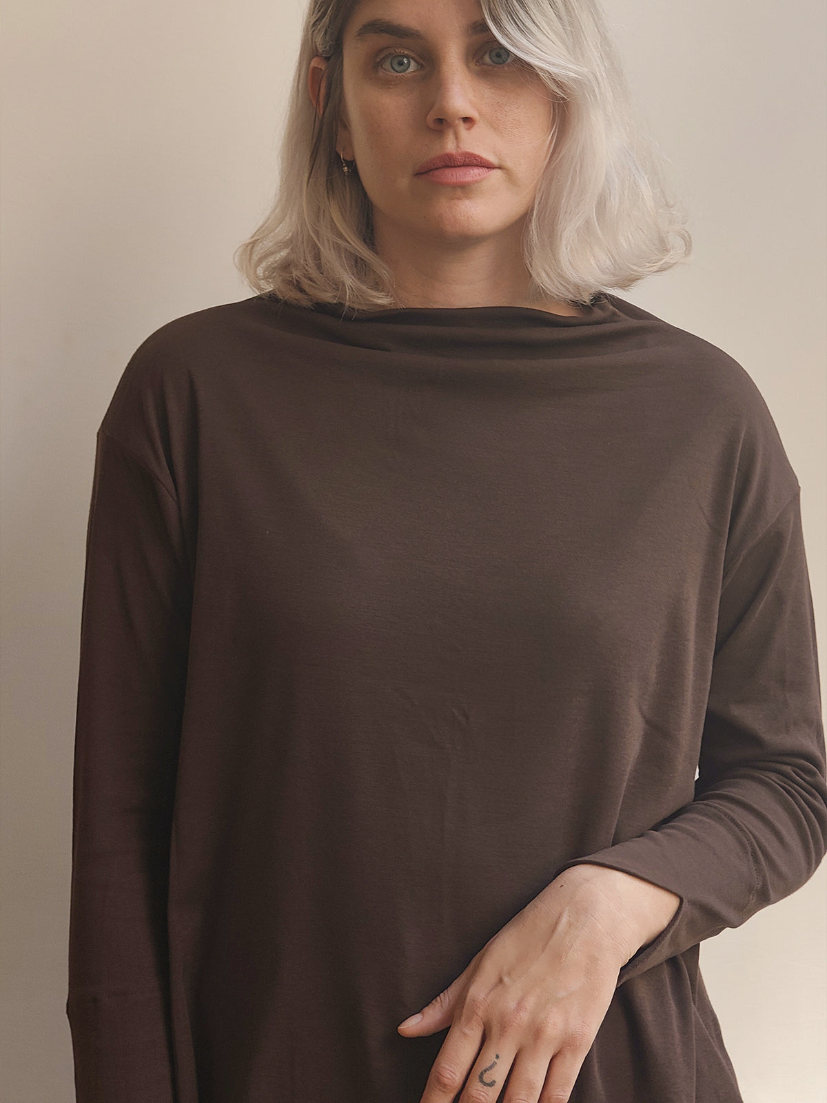 חולצת בייסיק אלמנט חום