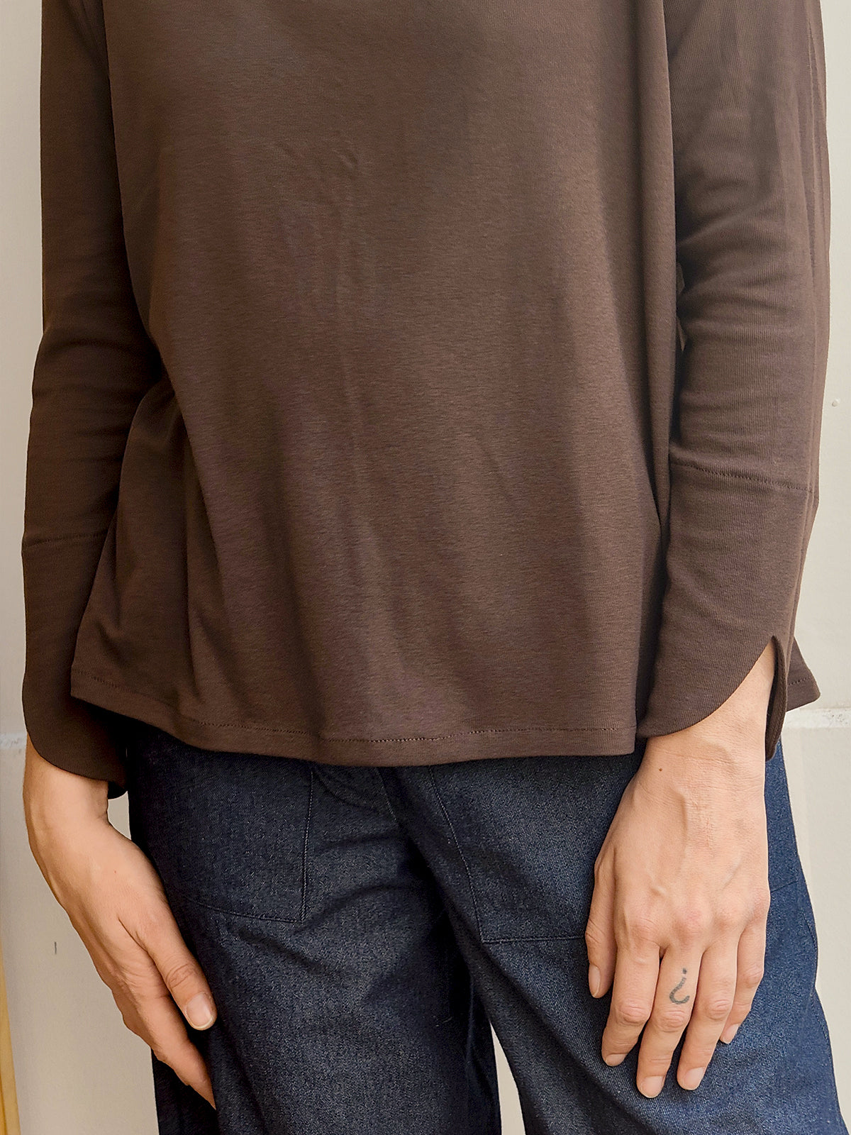 חולצת בייסיק אלמנט חום