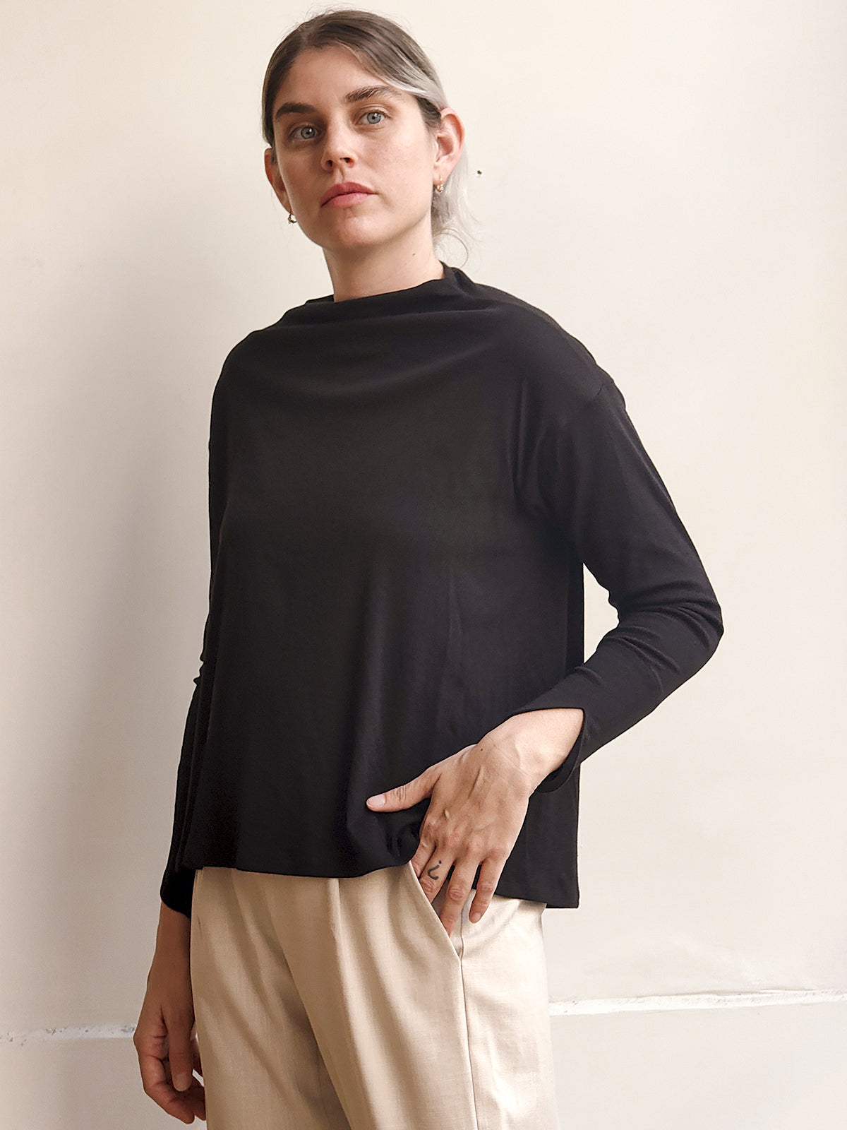 חולצת בייסיק אלמנט שחור