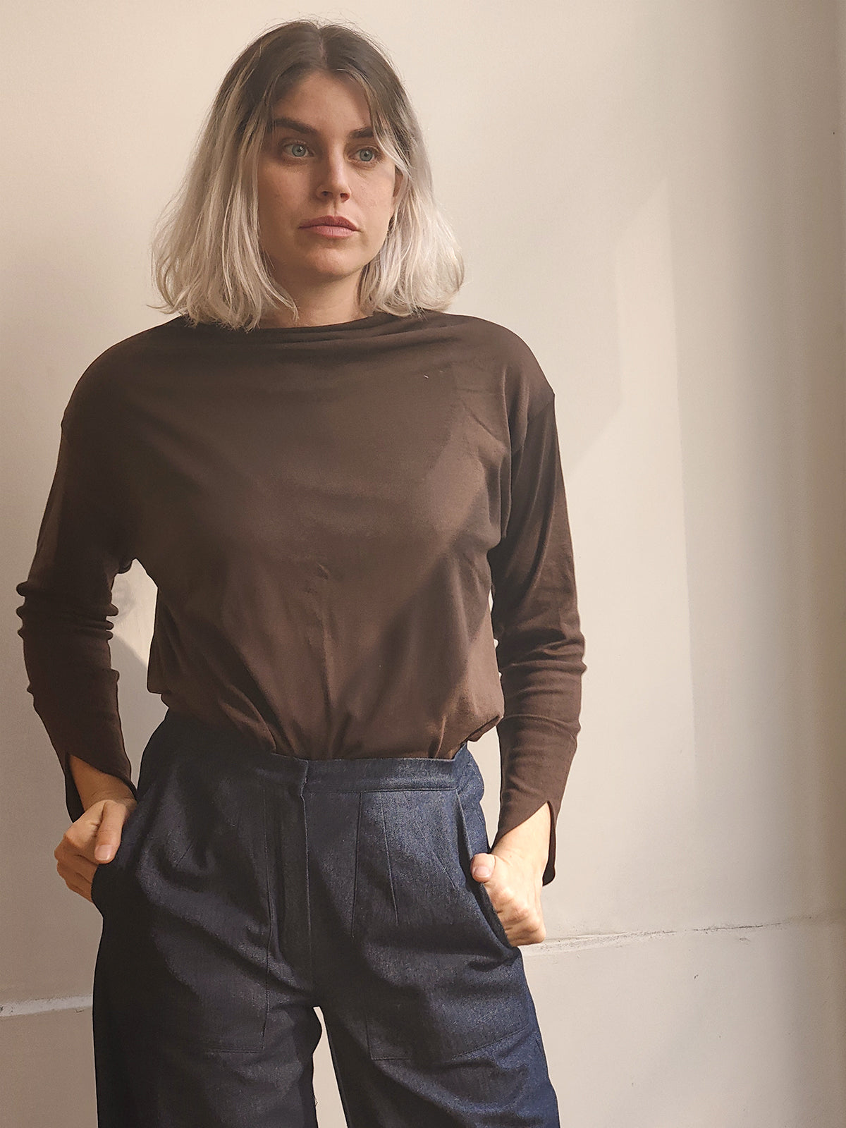 חולצת בייסיק אלמנט חום