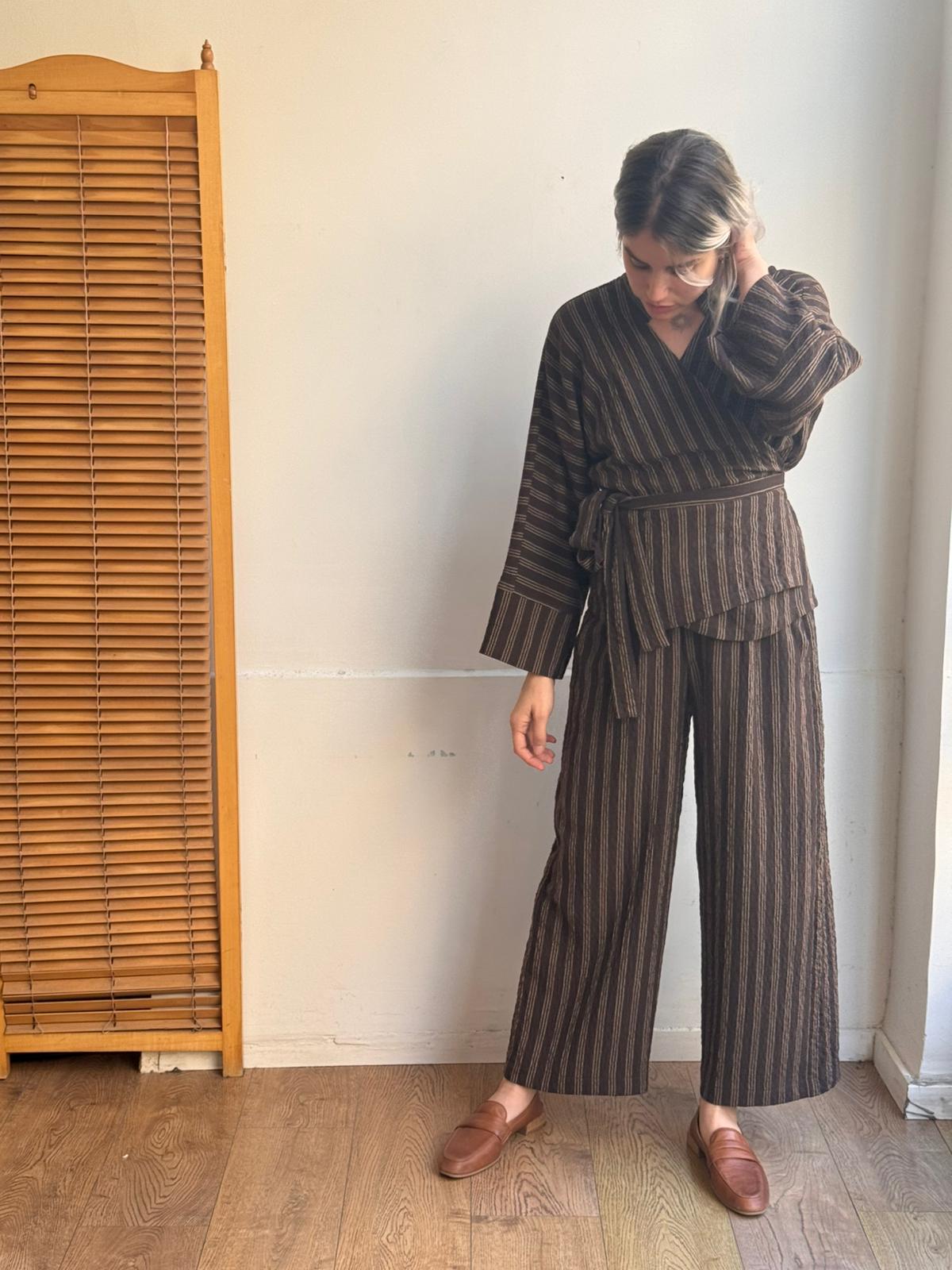 חולצת מעטפת ג'וי חום