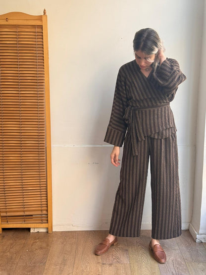 חולצת מעטפת ג'וי חום