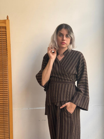 חולצת מעטפת ג'וי חום