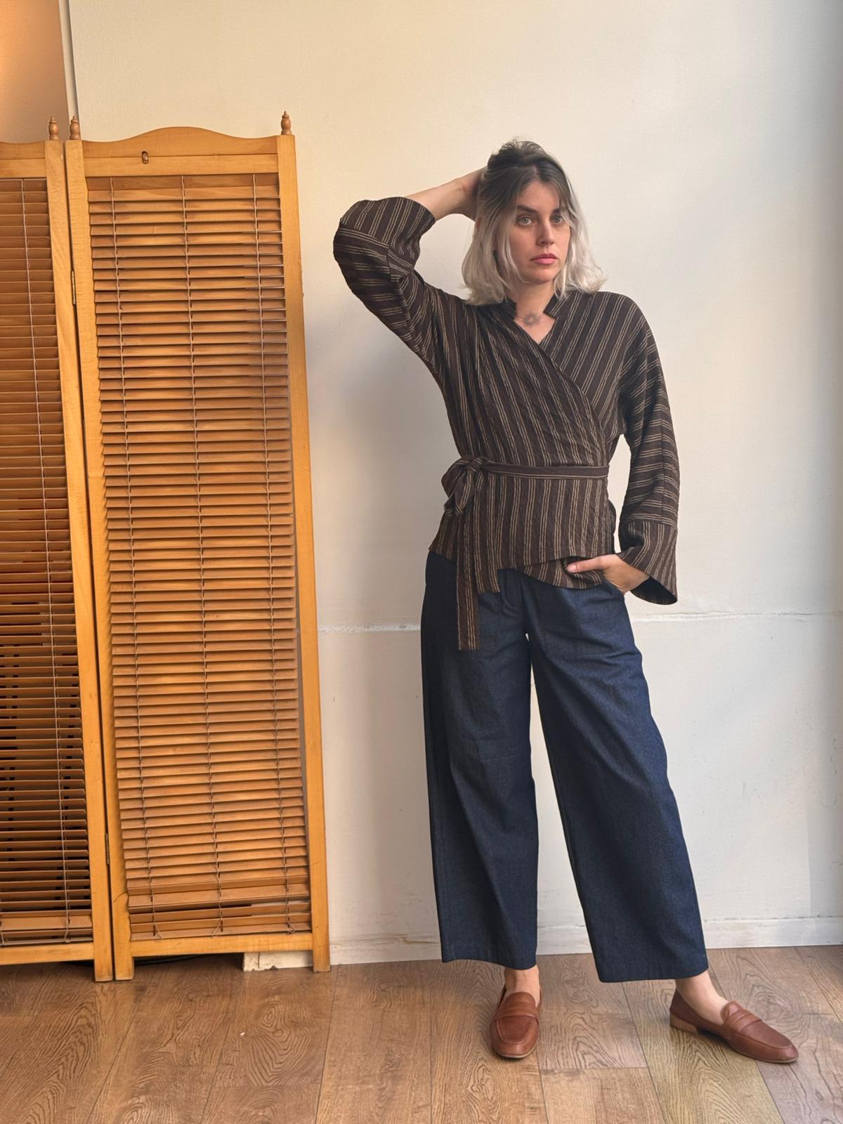 חולצת מעטפת ג'וי חום