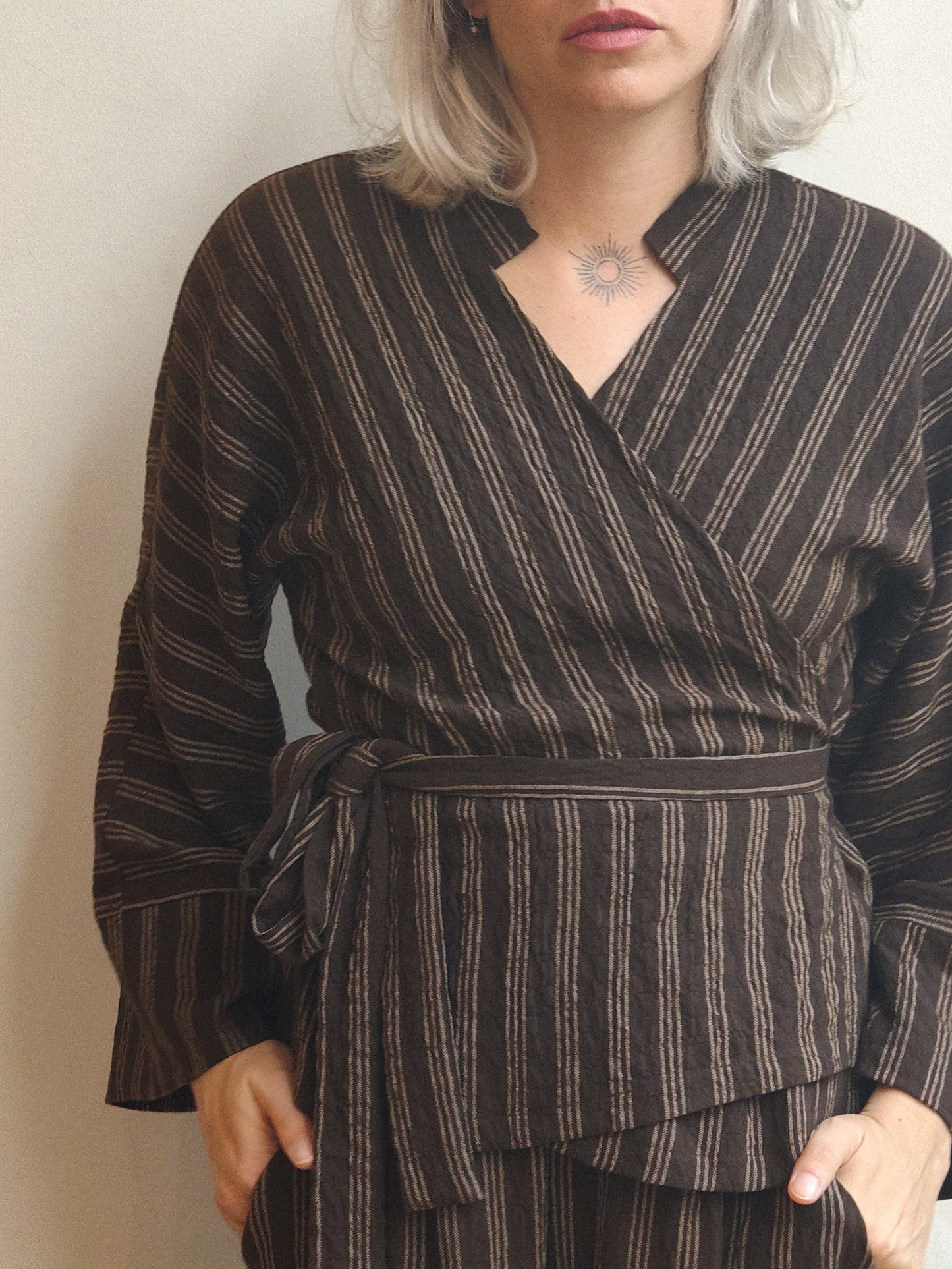 חולצת מעטפת ג'וי חום