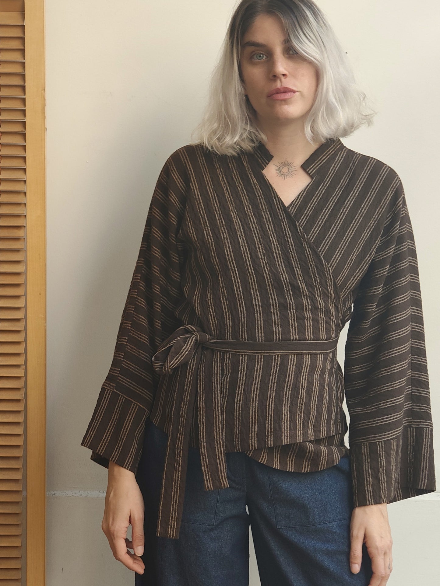 חולצת מעטפת ג'וי חום