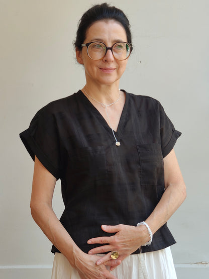 חולצת מיילי אריג שחור משובץ